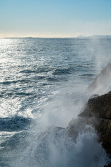 Mer déchaînée sur la pointe de Rabau-Capeù à Nice en hiver en France