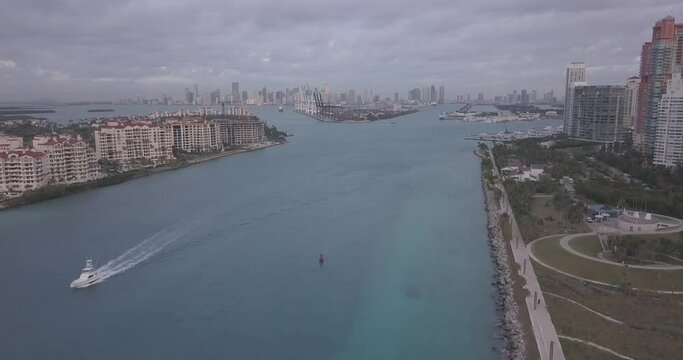 toma aerea miami beach, edificios visibles y playa, vida miami, vista de brickell
