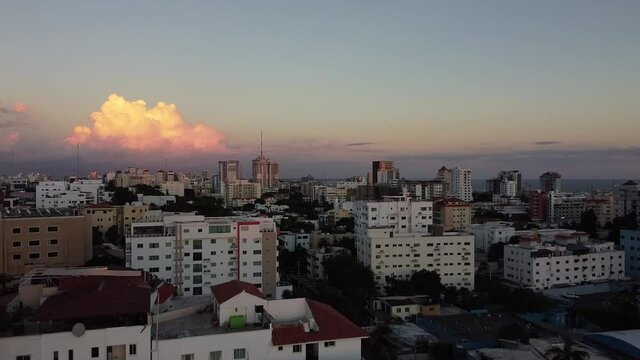 calles de santo domingo, vista aerea, paneo de los edificios, hermoso atardecer de la cuidad, zon urbanas