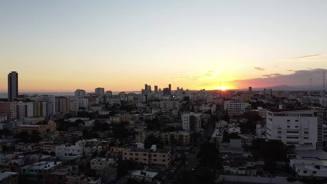 calles de santo domingo, vista aerea, paneo de los edificios, hermoso atardecer de la cuidad, zon urbanas