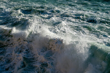 Mer déchaînée à la pointe Rabau-Capeù à Nice en France en hiver