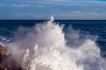 Mer déchaînée à la pointe Rabau-Capeù à Nice en France en hiver