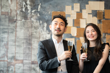 港区六本木あたりでとても楽しいデートをしている若い美男美女のカップル コピースペースあり 広角