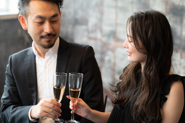 港区六本木あたりでとても楽しいデートをしている若い美男美女のカップル