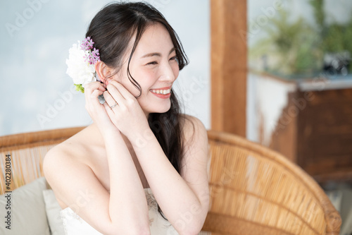 結婚式の前にイヤリングを整える美しくかわいい日本人の花嫁さん ズーム コピースペースあり Wall Mural Kapinon