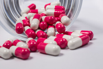 Pillole Rossa e Bianca e bicchiere