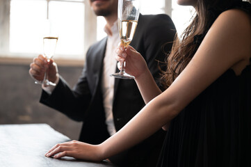 カップルでワインを飲む手元2