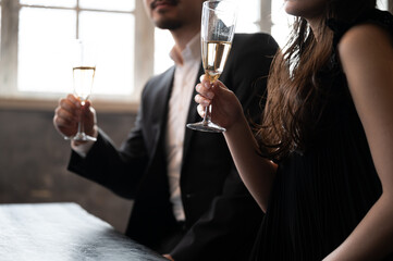 カップルでワインを飲む手元1