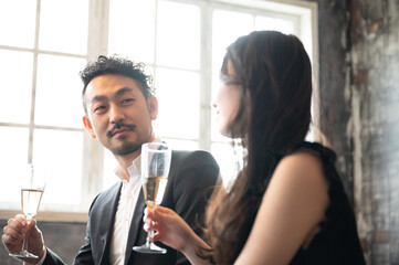 港区六本木の夜のお店で美しい女性をドヤ顔で見つめるヒゲの中年男性1