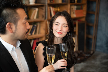 港区六本木の夜のお店にいそうな美しい若い女性と起業で成功していそうなヒゲの男性のカップル3