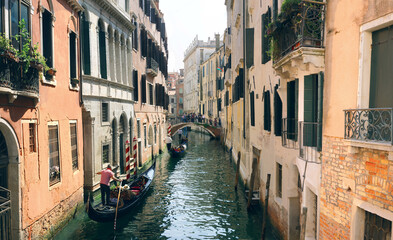 Fototapeta na wymiar Gondole in canale a Venezia
