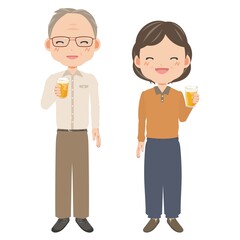 満面の笑みでビールで乾杯するシニア
