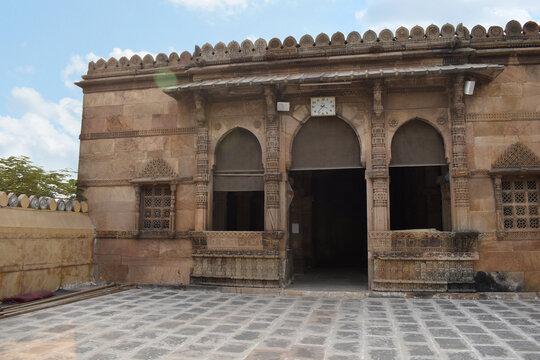 Jhulta Minar in Ahmedabad is well known for its swaying minarets more commonly known as Jhulta Minar. Ahmedabad, Gujarat, India