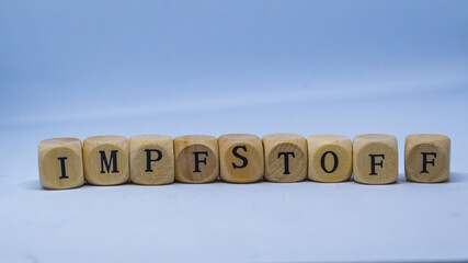 Ein Schriftzug mit Impfstoff