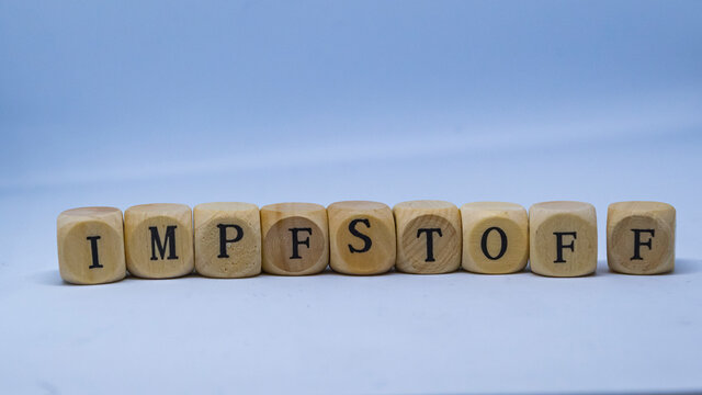 Ein Schriftzug mit Impfstoff