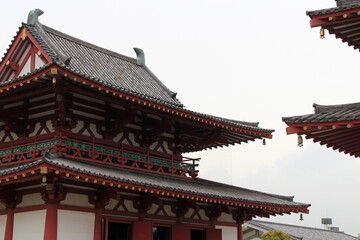 Fototapeta premium shinto shrine (shitenno-ji) in osaka (japan)