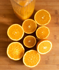 Fruta de naranja lista para un zumo de desayuno
