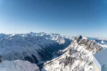 Alpenpanorama bei Sonnenschein mit kleiner Hütte. Aussicht Bergstation Titlis, Engelberg.