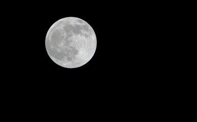 Obraz premium Full Cold Moon 29th December 2020 seen from UK