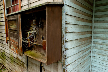 Caixa de Entrada de Energia Elétrica em Casa Abandonada