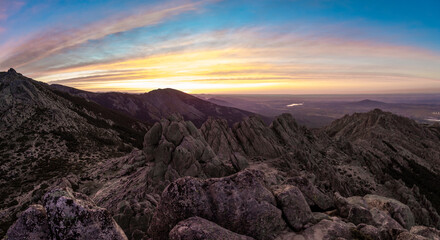 Amanecer en la montaña con muchas nubes 