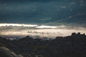 Naklejka na ściany i meble Mar de nubes en la montaña al amanecer 