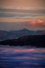 Fototapeta na wymiar Mar de nubes en la montaña al amanecer 
