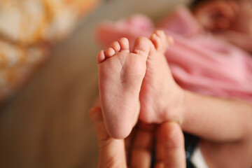 mano de madre con bebe 
