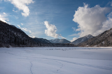 Schneelandschaft in den Bergen im Winter mit Wolken und blauem Himmel, Schnee, Sonenschein 