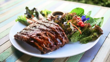 Tasty grilled ribs with vegetables