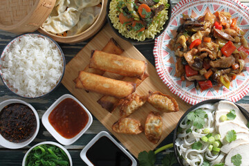 cibo Asiatico con ravioli ripieni involtini primavera traditionali 