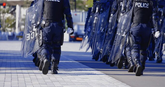 街を守る警察の機動隊