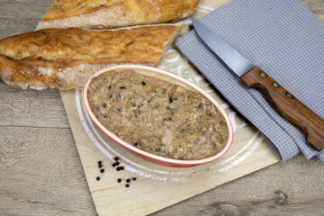 plat de pâté et pain sur une planche à découper