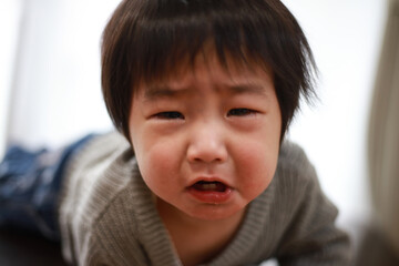 泣く男の子