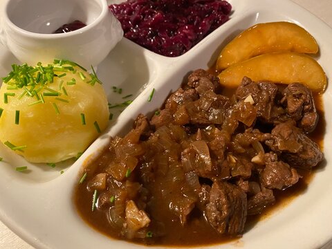 Organisch lifestyle hirschgulasch Knödel Preiselbeeren Rotkohl 