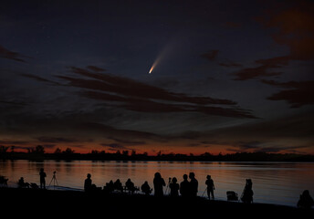 Comet Neowise comet C/2020 F3 (NEOWISE) and crowd of people  silhouetted by the Ottawa river watching and photographing the comet © Jim Cumming