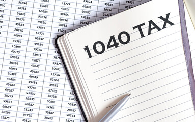 Obraz premium Business concept, on the table a notepad with the text of the 1040 tax on graph