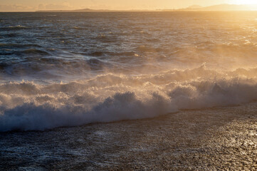 Mer agitée sur la plage de Nice en France en hiver