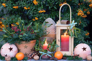 Weihnachtsdekoration mit Kerzen, Mistel und Eibenzweigen