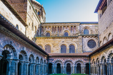 Fototapeta na wymiar The 12th century cloister of Notre Dame cathedral in le Puy en Velay (Auvergne, France) is a medieval wonder with its amazing romanesque and colorful architecture