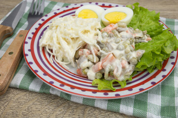 assiette de macédoine de légumes, céléri et oeuf dur