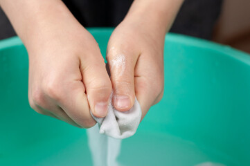 The process of hand washing. We teach children to work.