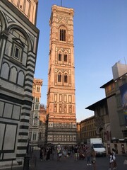 Fototapeta na wymiar Torre de Florencia cercana a la catedral