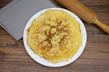 assiette de crêpes faite maison sur une table en bois