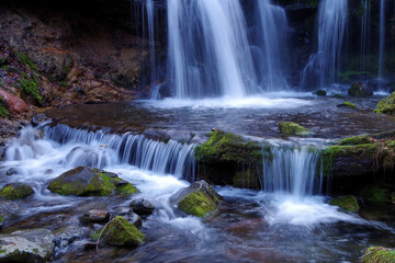 山奥の静かな滝　流れる水　清流