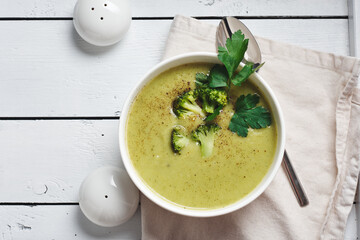 Green broccoli cream soup.