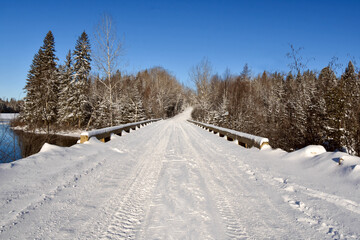Obraz premium Forest path in Quebec, Canada, on a beautiful but cold winter day