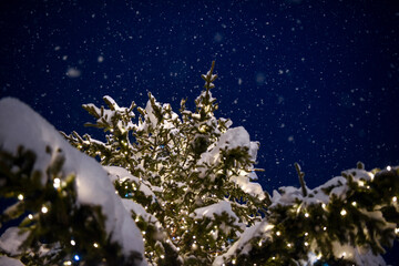 nevicata albero di natale con luci con fiocchi di neve inverno feste decorazioni 