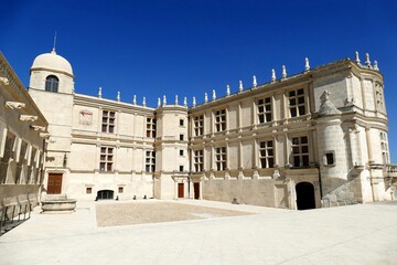 Façade et cour intérieure du château de Grignan