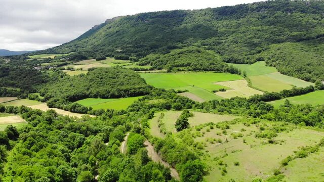 vista aerea demontes y prados verdes 